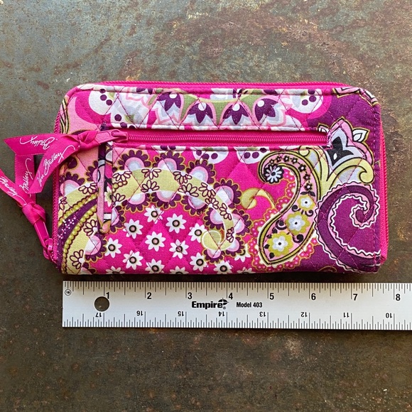 Vera Bradley Very Berry Paisley Pattern Zip-Around Quilted Wallet/Wristlet - Picture 10 of 11